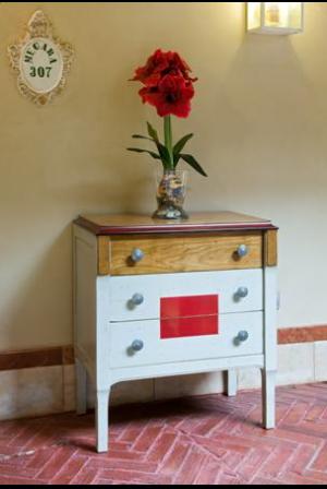 Cómoda realizada por un taller artesano francés. Hecha y pintada a mano. Tiene tres cajones con doble tirador de puño plateado.